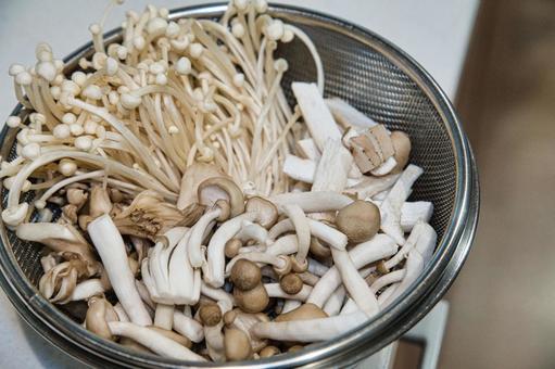 冬のお鍋の具材　きのこ類多め　キッチンで 鍋,具材,野菜の写真素材