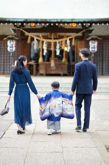 両手をつないで歩く着物を着た男の子 両手をつないで歩く着物を着た男の子 七五三,お参り,七五三参りの写真素材