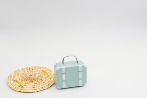麦わら帽子とトランクのミニチュア 麦わら帽子とトランクのミニチュアの写真