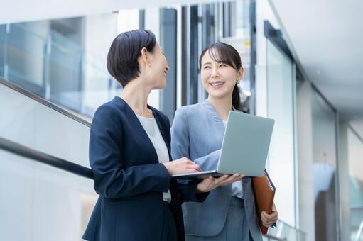 オフィスで仕事をするビジネスウーマン ビジネス,会議,ビジネスウーマンの写真素材