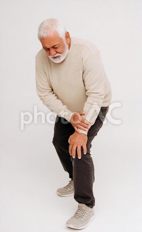 膝の痛みに顔を歪める 高齢者,男性,関節痛の写真素材