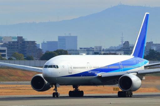 大阪国際空港で離発着する旅客機 大阪国際空港で離発着する旅客機 大阪国際空港,伊丹空港,旅客機の写真素材