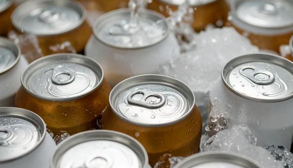 よく冷えて水滴がついた缶飲料 よく冷えて水滴がついた缶飲料 の写真