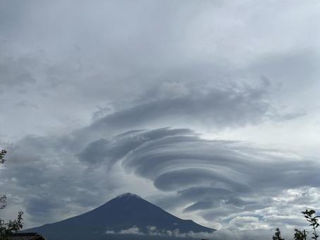 レンズ雲の舞、富士の微笑み レンズ雲の舞、富士の微笑みの写真