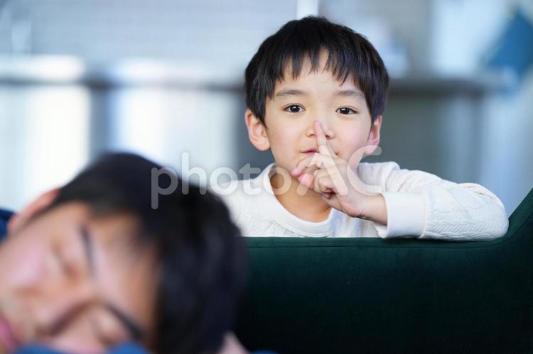 静かにのジェスチャーをする男の子のアップ 親子,男性,男の子の写真素材