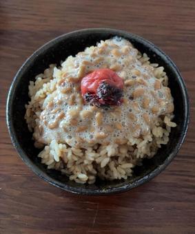 政府備蓄米ご飯に納豆とかつお梅の茶碗飯 政府備蓄米ご飯に納豆とかつお梅の茶碗飯の写真