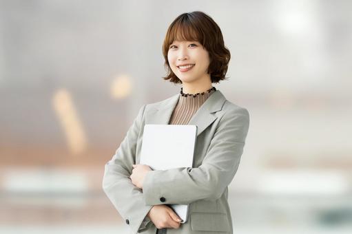 パソコンを持つ女性・ビジネスウーマン 女性,パソコン,笑顔の写真素材