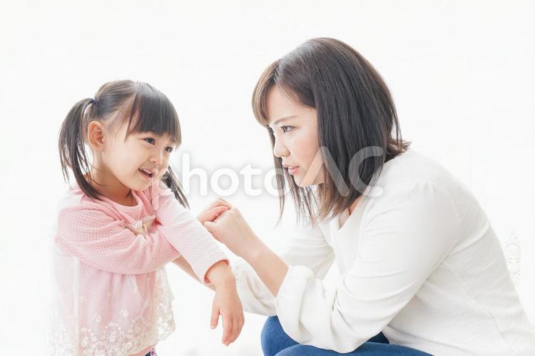 子どもをしつけするお母さん 甘えん坊,女児,教育の写真素材
