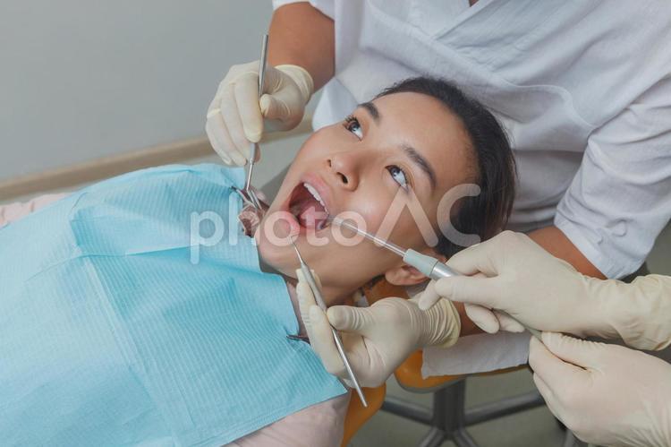歯の治療を受ける女性患者7 歯医者,歯科医,患者の写真素材