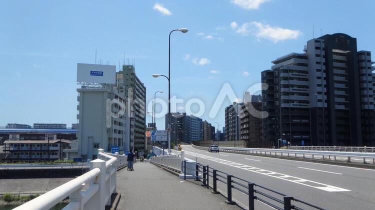 神奈川と東京都の県境　六郷橋の上　第一京浜 県境,多摩川,橋の写真素材