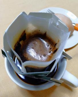 ドリップバッグコーヒーとコーヒーカップ ドリップバッグコーヒーとコーヒーカップ ドリップ,お湯,ドリップバッグの写真素材