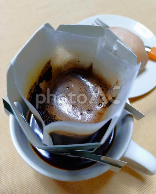 ドリップバッグコーヒーとコーヒーカップ ドリップ,お湯,ドリップバッグの写真素材