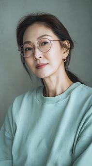 親しみやすい笑顔の50代女性 親しみやすい笑顔の50代女性の写真