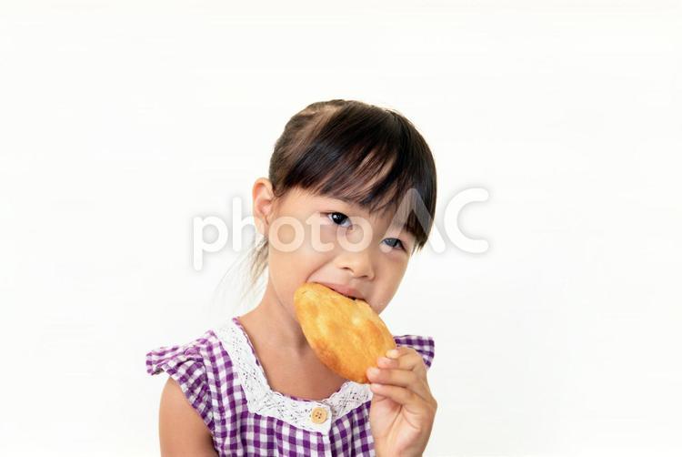 おやつを食べる女の子 子供,女の子,女の写真素材