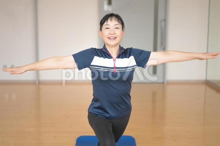 腕を伸ばす中高年女性(その２６) ヨガ,ピラティス,ダイエットの写真素材