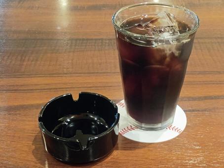 コーヒーと灰皿 コーヒーと灰皿の写真