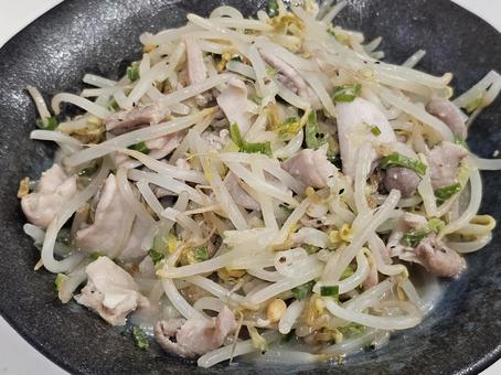ホルモンともやしの炒め物 ホルモンともやしの炒め物 ホルモン,モツ,内臓の写真素材