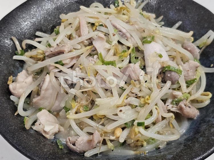 ホルモンともやしの炒め物 ホルモン,モツ,内臓の写真素材