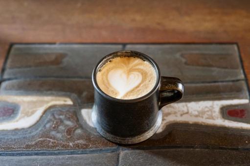 ほっと一息、黒いマグカップのカフェラテ ほっと一息、黒いマグカップのカフェラテの写真