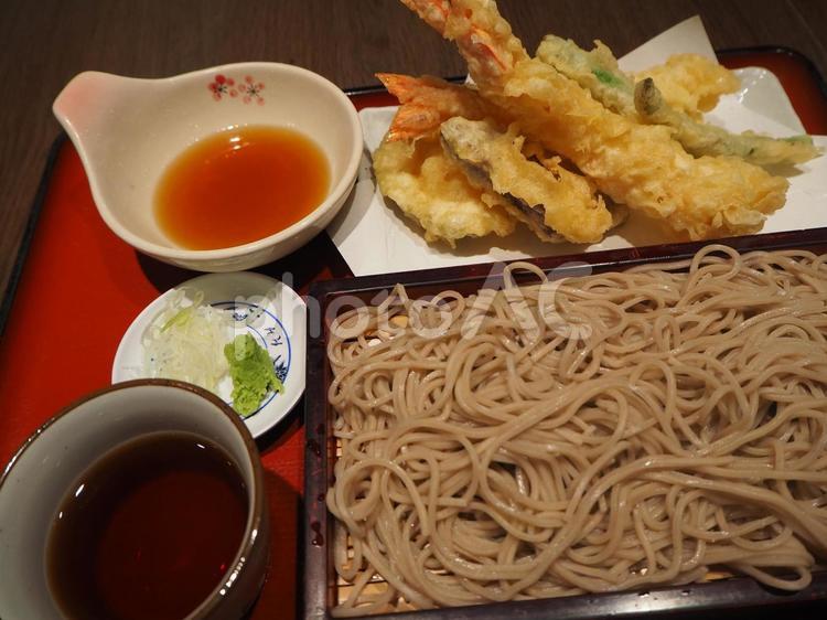 和食。冷たい蕎麦と揚げたての天ぷら 何人もありません,おいしい,フードの写真素材