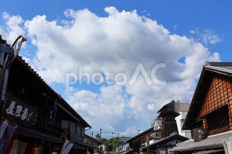 ７月下旬の犬山城下町昭和横丁の風景 犬山城下町,昭和横丁,町並みの写真素材
