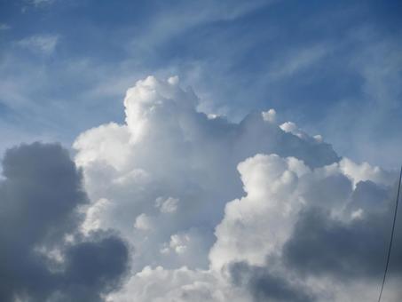 梅雨空に湧き上がる入道雲 梅雨空に湧き上がる入道雲 雲,入道雲,空の写真素材