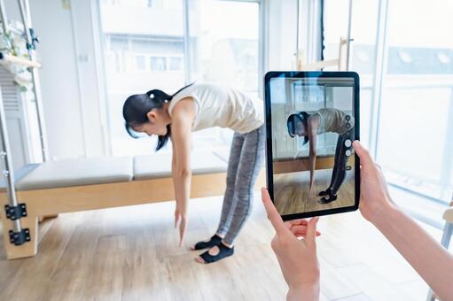 柔軟性の写真を撮影するトレーナー ピラティス,整体,ストレッチの写真素材