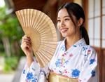 扇子で涼む、浴衣の彼女 女性,扇子,浴衣の写真素材