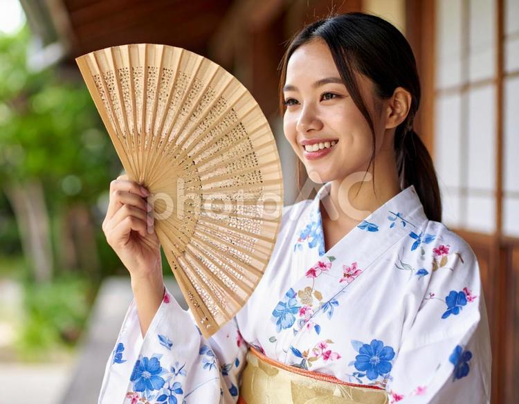 扇子で涼む、浴衣の彼女 女性,扇子,浴衣の写真素材