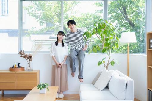 リビングでくつろぐ若いカップル リビングでくつろぐ若いカップル 夫婦,カップル,リビングの写真素材