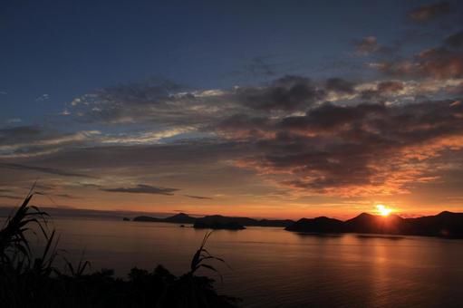 愛媛県愛南町 宇和海の夕景 愛媛県愛南町 宇和海の夕景 宇和海,夕景,夕やけの写真素材