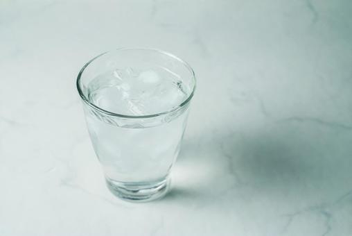 コップの水 コップの水 水,みず,ミネラルウォーターの写真素材