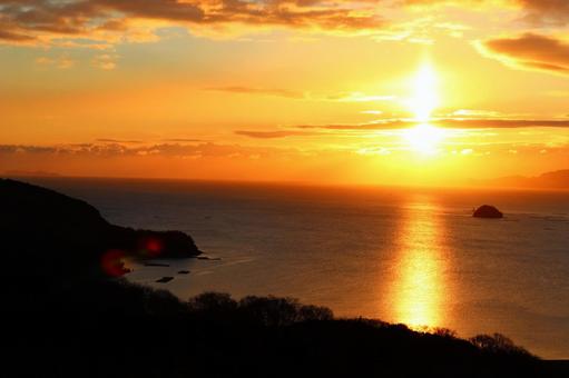 冬の海の初日の出 日の出,初日の出,夜明けの写真素材