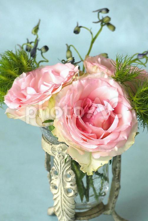 アンティークな花器と薔薇2 アンティーク,フラワーベース,花器の写真素材