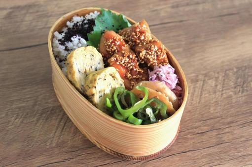 曲げわっぱ弁当(鶏肉・卵焼き・副菜) 曲げわっぱ弁当(鶏肉・卵焼き・副菜)の写真