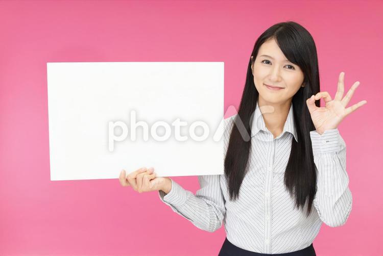 ホワイトボードを持つ笑顔の女性 日本人,女性,人物の写真素材