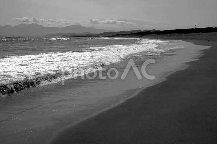 モノクロの海辺と波 水平線,夏,夕暮れの写真素材