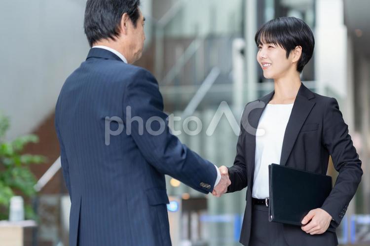 オフィスで打ち合わせをするビジネスマン 握手,ビジネス,会議の写真素材