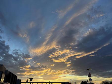 美しい秋の夕暮れ 市街地 夕焼け,空,夕日の写真素材