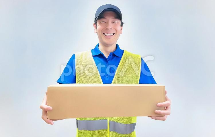 黄色い安全ベストを着た笑顔の男性作業員 男性,笑顔,宅配ドライバーの写真素材