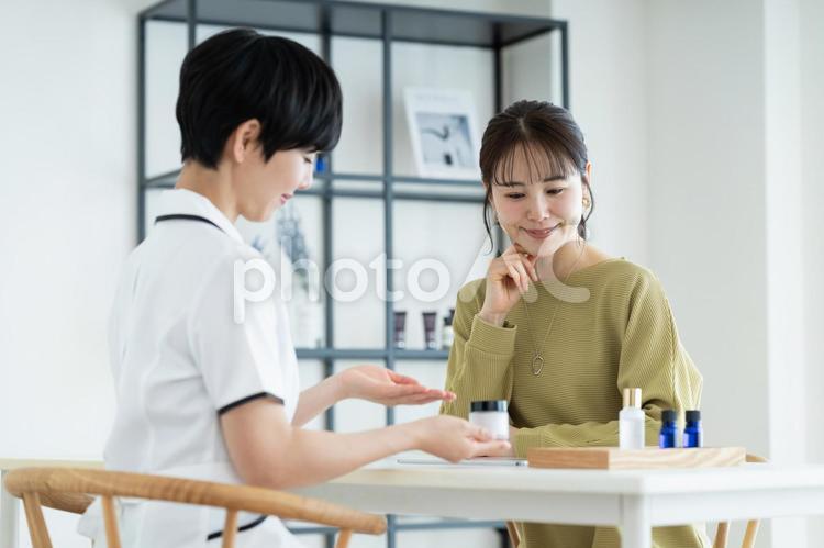 エステサロンで接客を受ける若い女性 エステサロン,カウンセリング,女性の写真素材