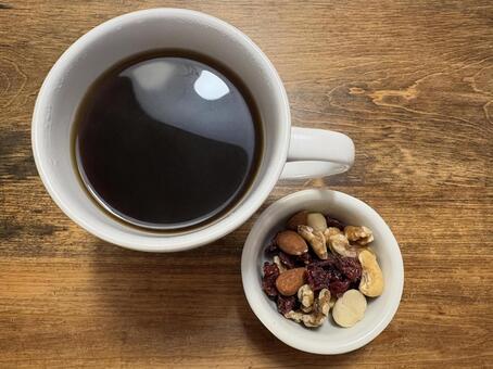 珈琲とミックスナッツ 01 ナッツ,木の実,珈琲の写真素材