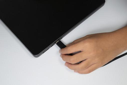 ノートPCにUSBケーブルを接続する手 usb,typeーc,接続の写真素材