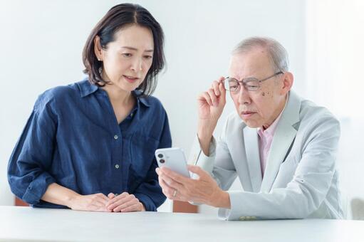 スマートフォンを学ぶ困った表情の高齢者 高齢者,シニア,スマートフォンの写真素材
