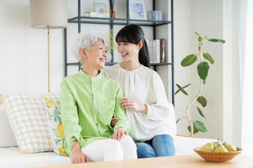 仲良しのシニアの親子 母親,家族,親子の写真素材