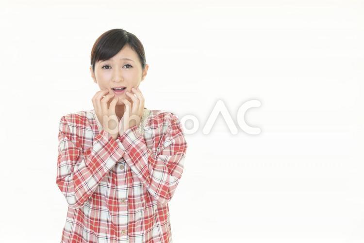 困った表情のパジャマ姿の女性 女性,困る,わからないの写真素材