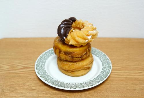 ドーナツ(3個重ね) ドーナツ(3個重ね) ドーナツ,おやつ,間食の写真素材