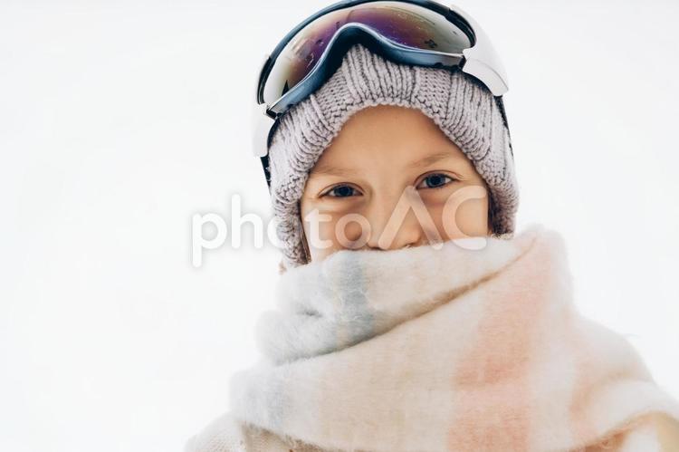 ニット帽にゴーグルとマフラーをつけたカメラ目線の女の子 冬,スポーツ,ウィンタースポーツの写真素材