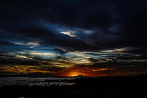 <Goto scenery> Coastal scenery at dawn in summer, sea, coastal, breaking dawn, JPG