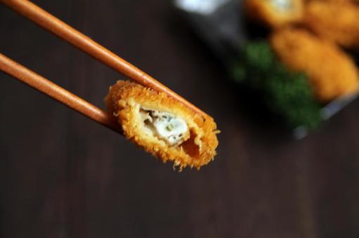 牡蠣のフライを箸でつかむ 牡蠣のフライを箸でつかむ 牡蠣,フライ,揚げ物の写真素材